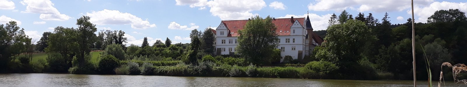 Schloss Henneckenrode Ostseite mit Schlossteich